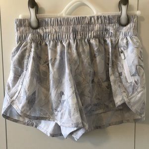 lululemon tracker shorts size 8
